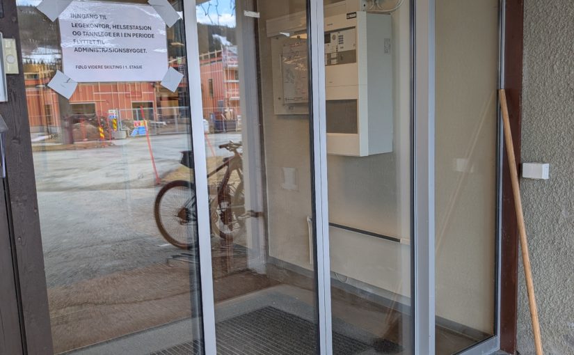 Midlertidig inngangsdør til legekontoret